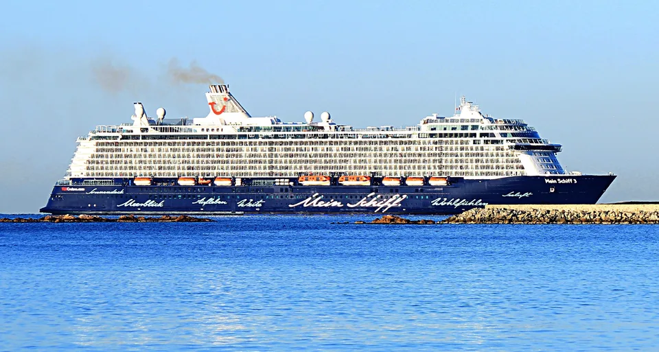 El crucero Mein Schiff 3 de TUI Cruises, fotografiado en 2015. Fotografía de archivo real del buque, no de la colisión de Bremerhaven del 25 de octubre de 2026.