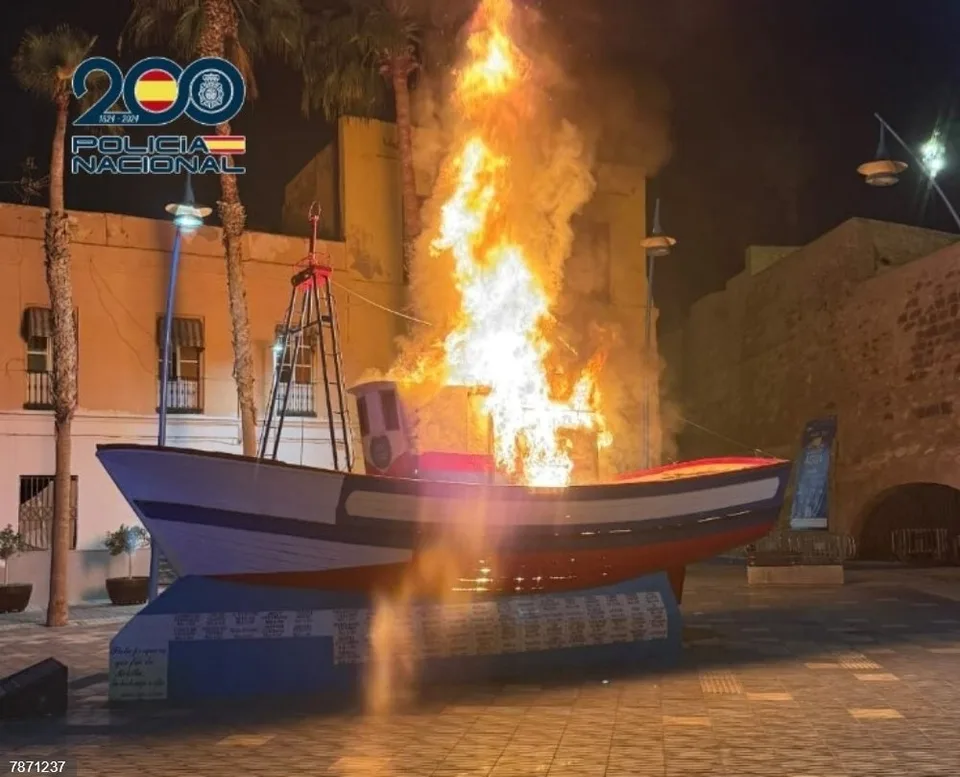 Momento real del incendio del barco-monumento de la plaza de los Pescadores de Melilla