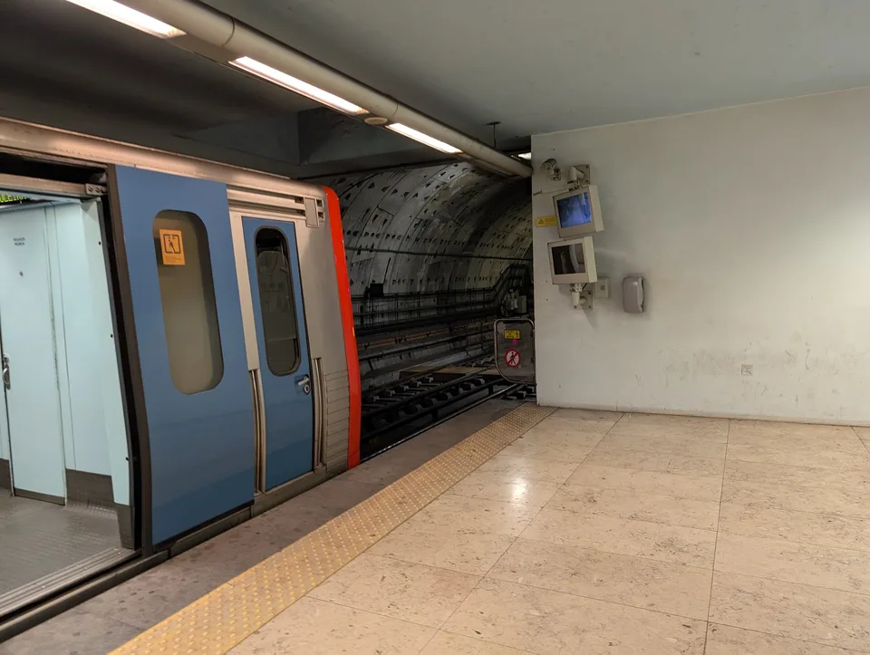 Tren real del Metro de Lisboa en la estación de Santa Apolónia, imagen de archivo