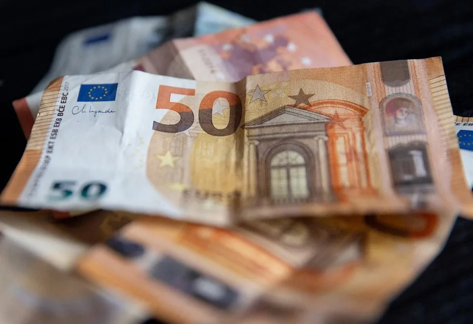 Fotografía documental de billetes en euros que ilustra el retraso promedio en pagos comerciales de empresas españolas.