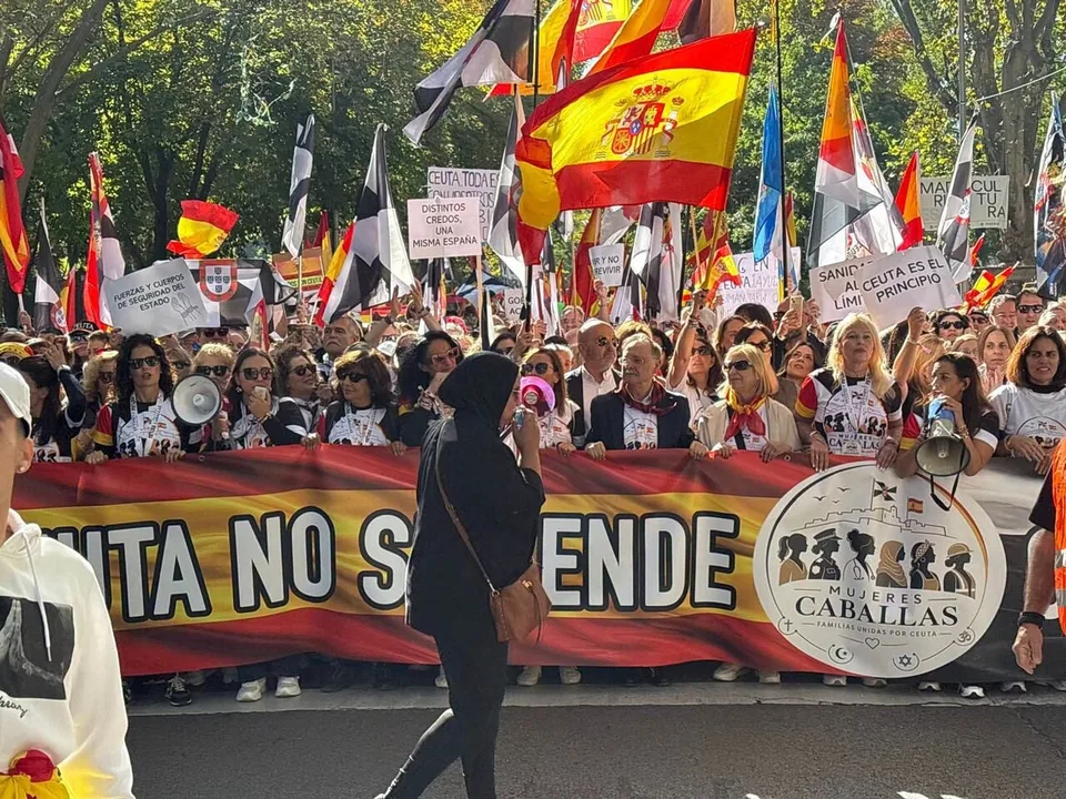 Manifestantes de Mujeres Caballas durante la movilización de apoyo a Ceuta celebrada el 25 de octubre de 2026 en Madrid.