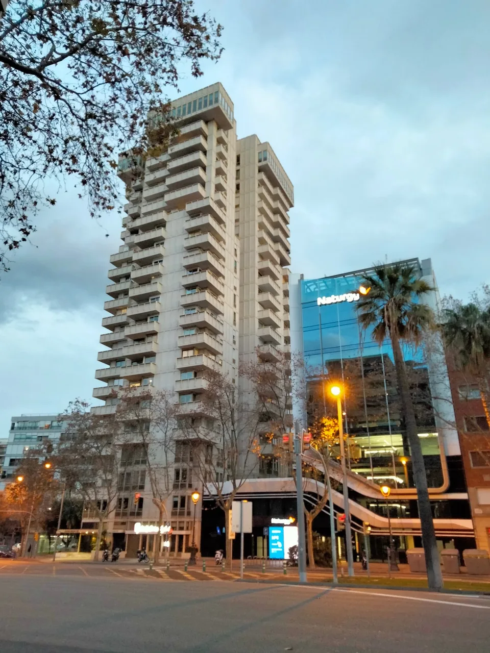 Edificios Atalaya y Naturgy en la avenida Diagonal de Barcelona, fotografiados en 2023; archivo empresarial, no presentación de resultados de 2026.