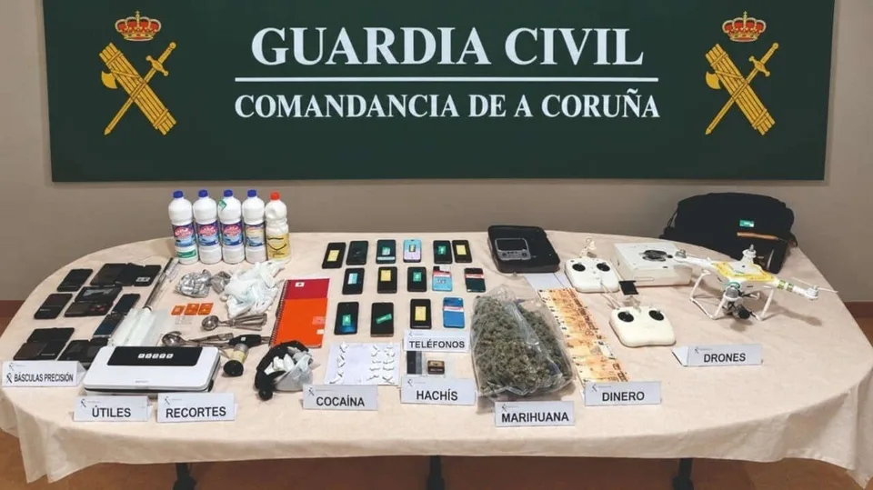 Drogas, dispositivos y otros efectos intervenidos por la Guardia Civil durante la operación Falcone en Noia, octubre de 2026.