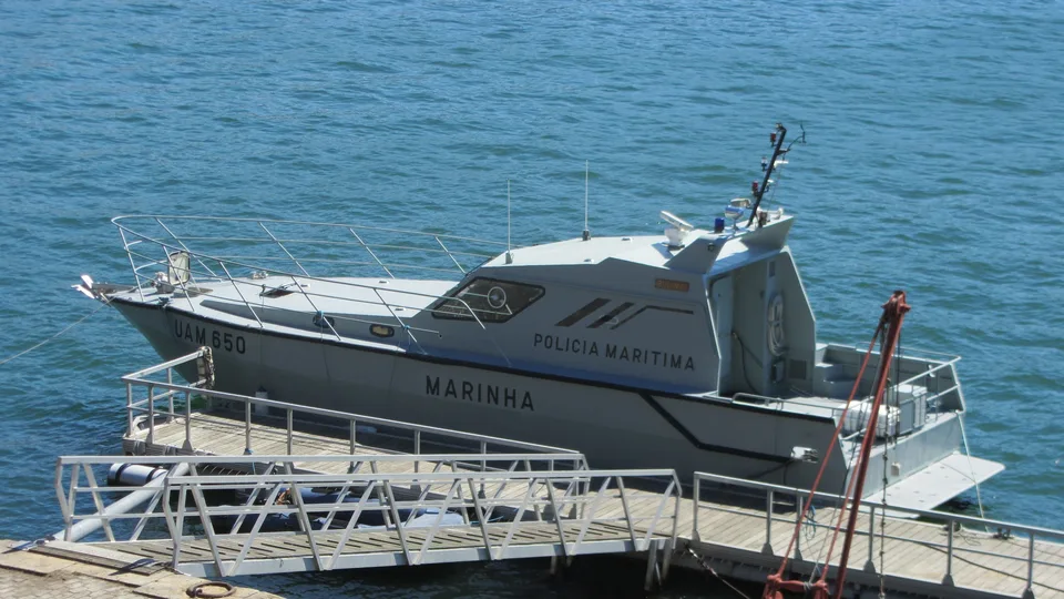 Embarcación de la Policía Marítima portuguesa navegando en el puerto de Oporto, fotografiada en septiembre de 2012.