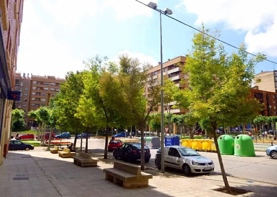 Calle de Calahorra (La Rioja) en fotografía real de 2022; imagen de archivo, no de la redada.