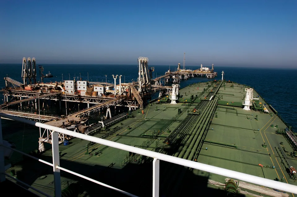 Petrolero cargando crudo en la terminal Al Basrah del golfo Pérsico en noviembre de 2005.