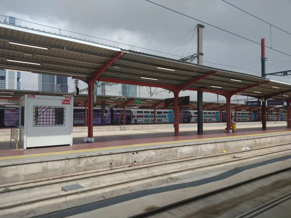 Tren real de Ouigo estacionado en Madrid-Chamartín el 14 de agosto de 2026; fotografía documental, no del convoy accidentado en Aranjuez el 29 de octubre.