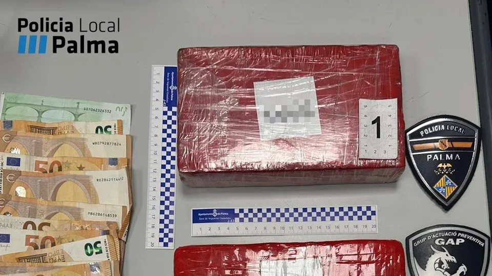 Los paquetes de sustancia compatible con cocaína y el dinero intervenidos por la Policía Local de Palma en un control en Son Ferriol.