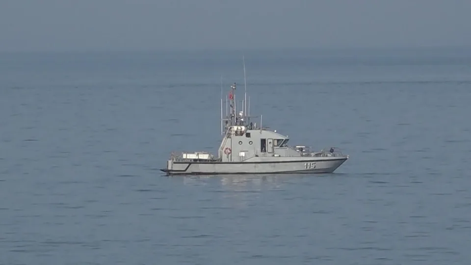 Fotografía real de archivo de una patrullera de vigilancia marroquí con numeral 115 en las proximidades marítimas de Fnideq y Ceuta; no representa el buque supuestamente visto el 15 de octubre de 2026.