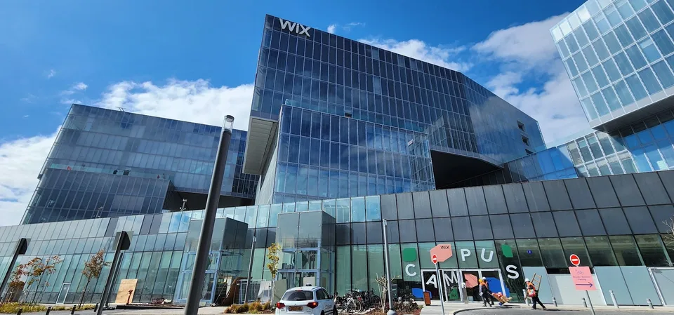 Entrada real del campus corporativo de Wix en Tel Aviv fotografiada en febrero de 2023; imagen de contexto empresarial para un análisis sobre PHP2Shell y arquitecturas web.