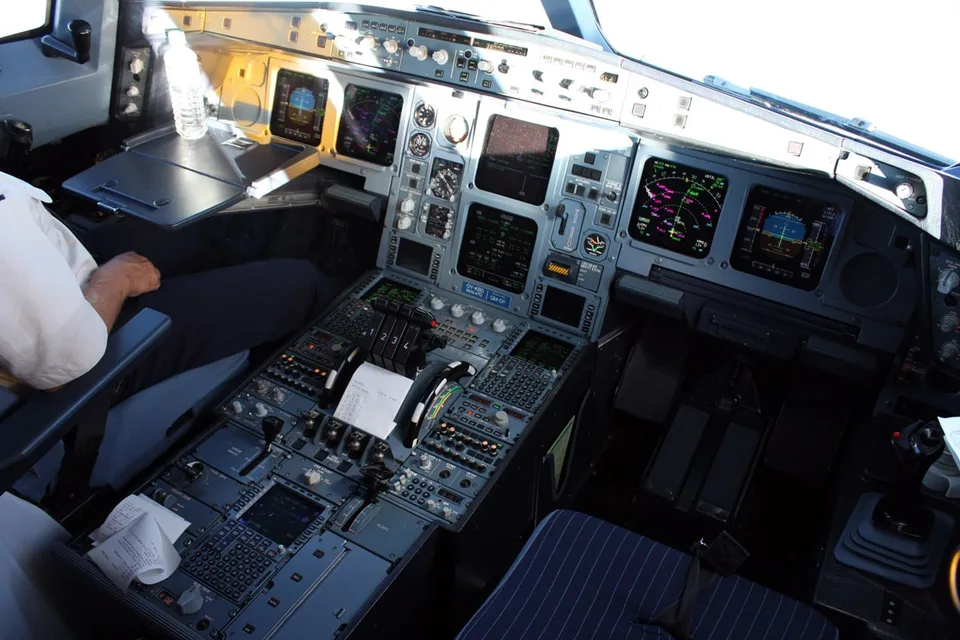 Cabina de vuelo real de un Airbus A340, imagen de archivo sobre el trabajo de los pilotos
