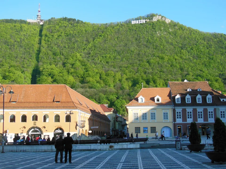 Plaza principal de Brașov en Rumanía, fotografiada en mayo de 2014; imagen de archivo de la ciudad, no de la fábrica Carfil ni del incendio investigado.