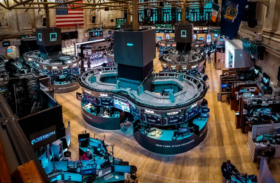 Vista real de los puestos de negociación y pantallas del parqué de la Bolsa de Nueva York en marzo de 2022.