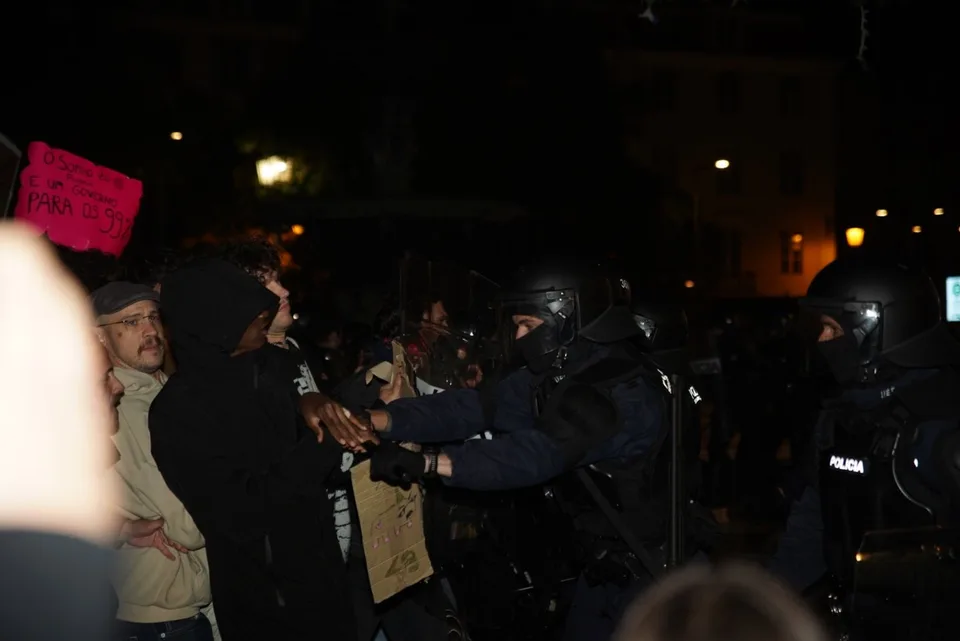 Fotografía real de la intervención policial de la madrugada del domingo 25 de octubre de 2026 en la acampada por la vivienda en Rossio, Lisboa.