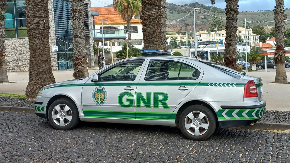 Vehículo patrulla real de la Guarda Nacional Republicana (GNR) portuguesa en Vila Baleira, Porto Santo, fotografía documental del 25 de noviembre de 2024