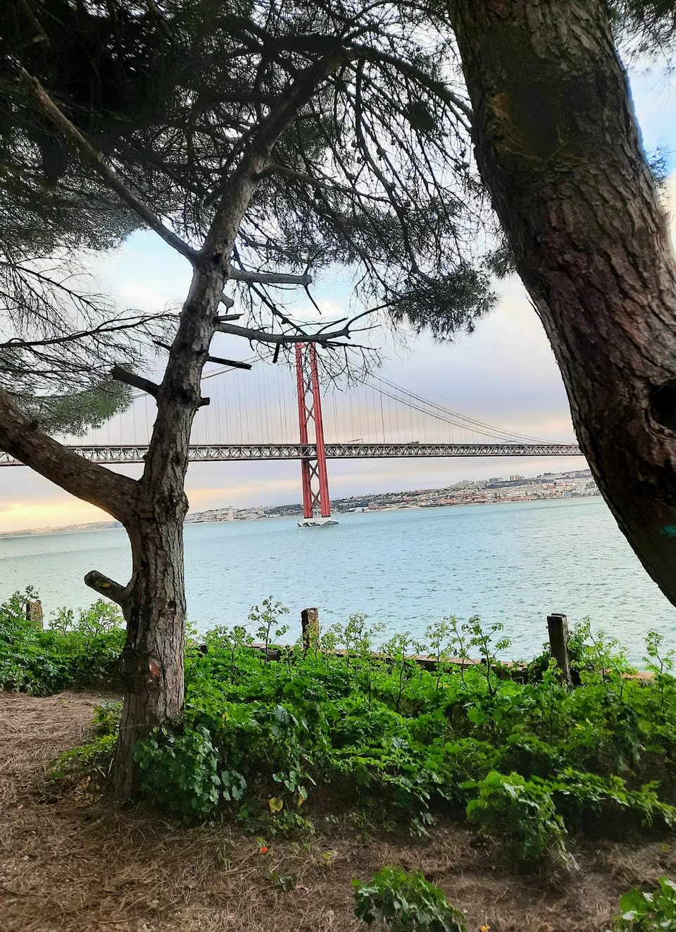 Ponte 25 de Abril sobre el Tajo entre Lisboa y Almada, fotografía de archivo de 2023.