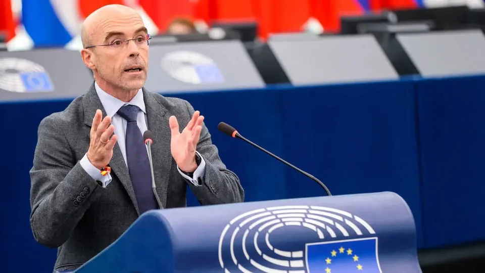 Jorge Buxadé interviene en el Parlamento Europeo en una fotografía oficial difundida por Vox y publicada el 26 de octubre de 2026.