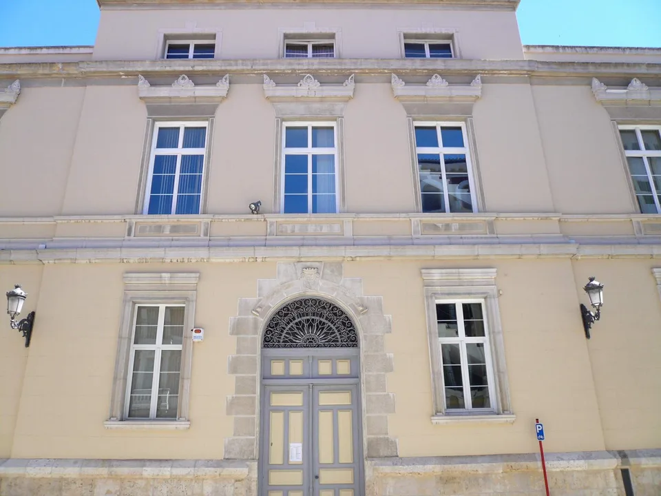 Fachada del Ayuntamiento de Palencia, institución donde Álvaro Bilbao ejerce como concejal. Fotografía documental real de archivo. No representa los acontecimientos de octubre de 2026.