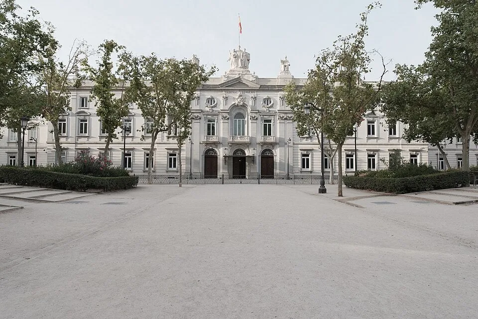 Fachada del Tribunal Supremo en Madrid, donde el magistrado Pablo Llarena instruye la causa relacionada con el procés. Fotografía real de archivo (2025); no es una imagen del hecho de octubre de 2026.