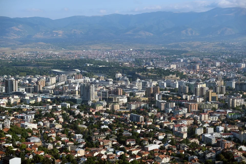 Panorámica real de la ciudad de Skopie, Macedonia del Norte, donde se constituyó Cytrox en marzo de 2017; fotografía contextual, no de sus oficinas.