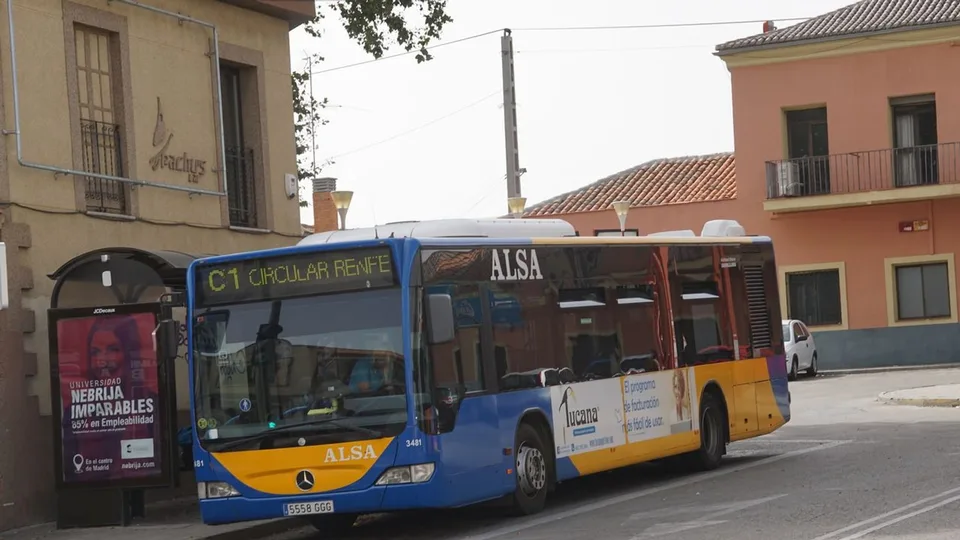 Autobús real de transporte público en la estación Renfe de Guadalajara, fotografiado en agosto de 2021