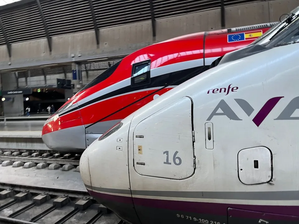 Fotografía documental de un AVE S-100 de Renfe y un tren de Iryo juntos en la estación Sevilla Santa Justa el 23 de octubre de 2023; imagen de archivo, no tomada durante el accidente de Urda.