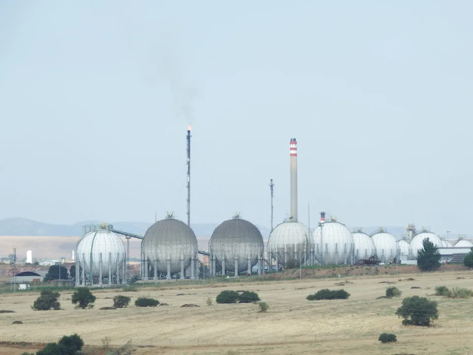 Central e instalaciones reales del complejo petroquímico de Puertollano vinculado a la industria de Repsol; foto de archivo