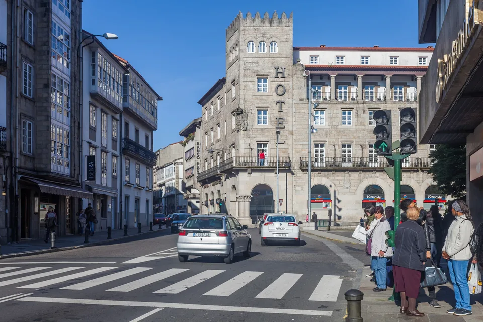 Hotel Compostela y Praza de Galicia en el centro de Santiago de Compostela, fotografía de 2013.