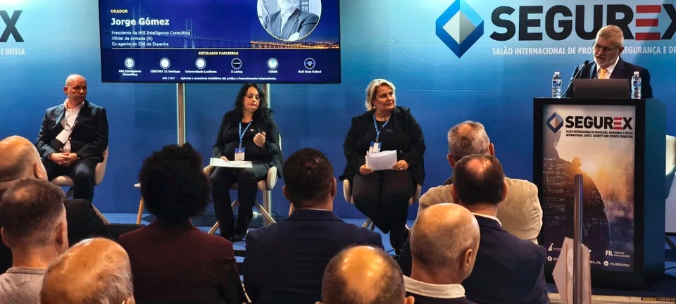 Vista general del panel de HSI Intelligence en SEGUREX 2026, con los ponentes y el auditorio durante la intervención sobre inteligencia y contrainteligencia privada en Lisboa.