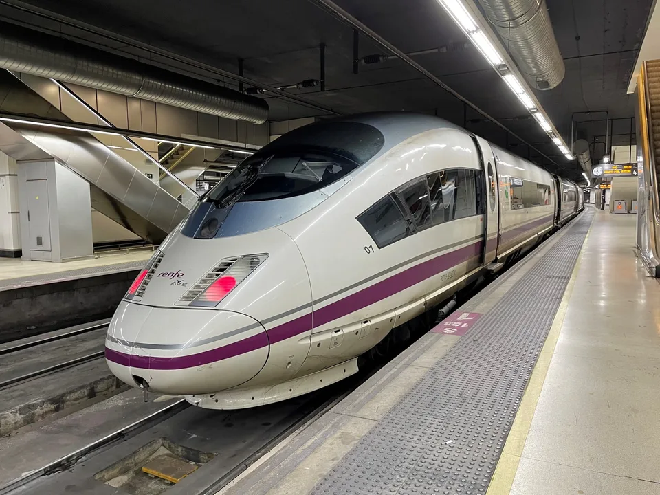 Tren AVE de la serie 103 de Renfe en Barcelona-Sants fotografiado en 2022.