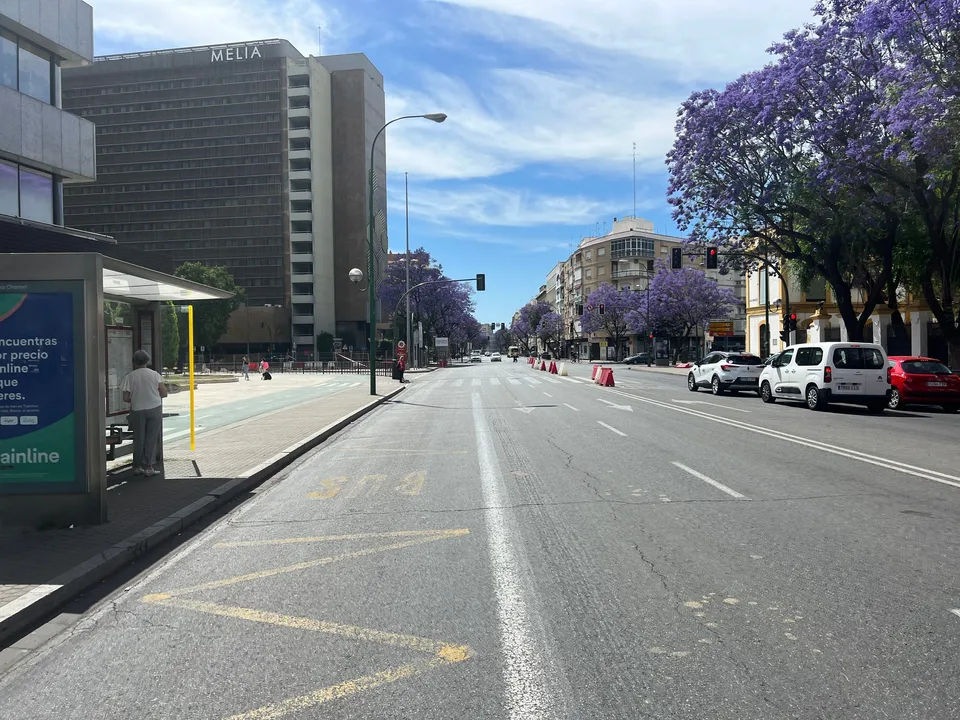 Vista documental de la calle Luis Montoto de Sevilla tomada en abril de 2023. Imagen de archivo, ajena a la emergencia de octubre de 2026.
