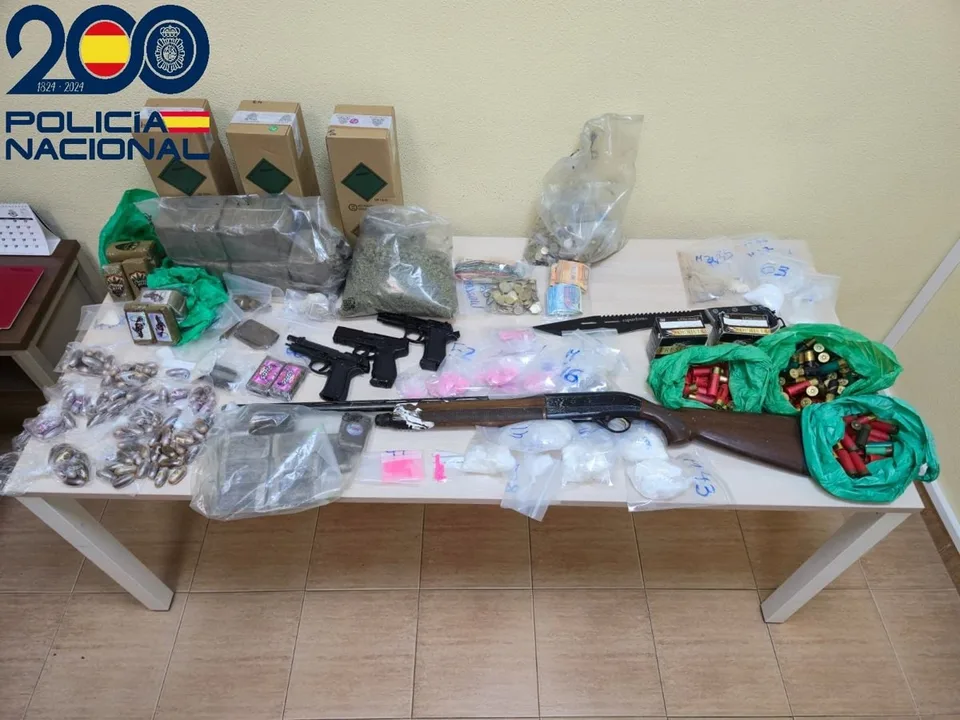 Sustancias estupefacientes, efectivo y armas simuladas intervenidas por Policía Nacional en la operación comunicada en Sevilla el 15 de octubre de 2026.