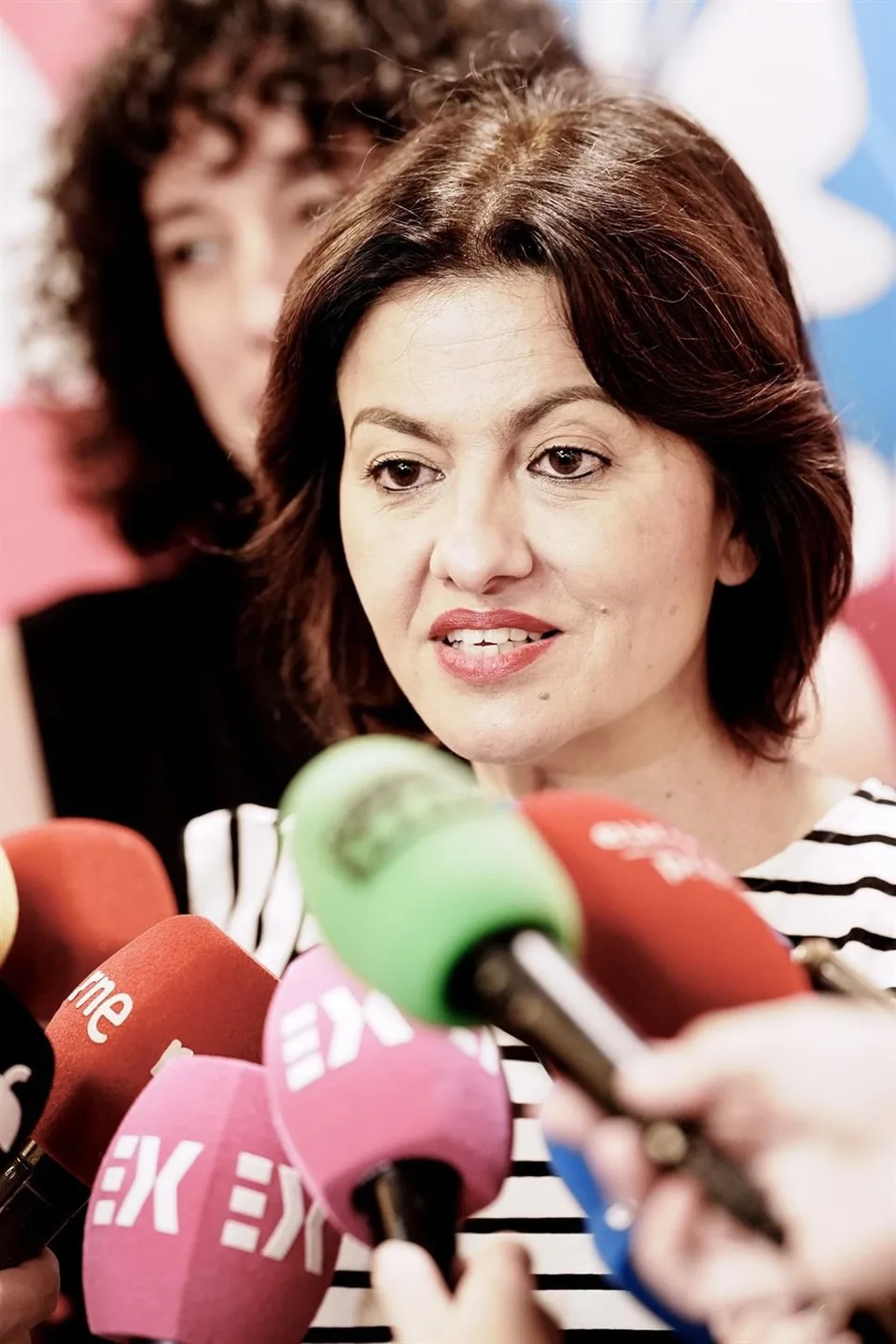 La ministra Sira Rego atiende a la prensa en Mérida el 15 de octubre de 2026, durante el congreso Periodismo de migraciones.
