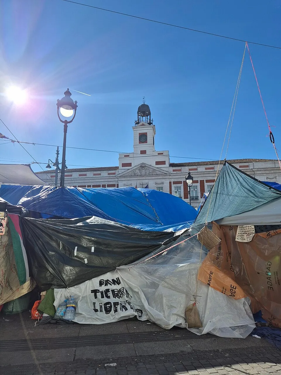 La acampada por la vivienda en la Puerta del Sol de Madrid fotografiada el 21 de octubre de 2026, cuatro días antes de la detención investigada.