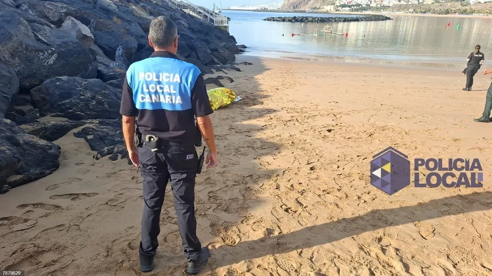 Un agente de Policía Local contempla el escenario del hallazgo de un cuerpo en Las Teresitas, Tenerife, el 30 de octubre.