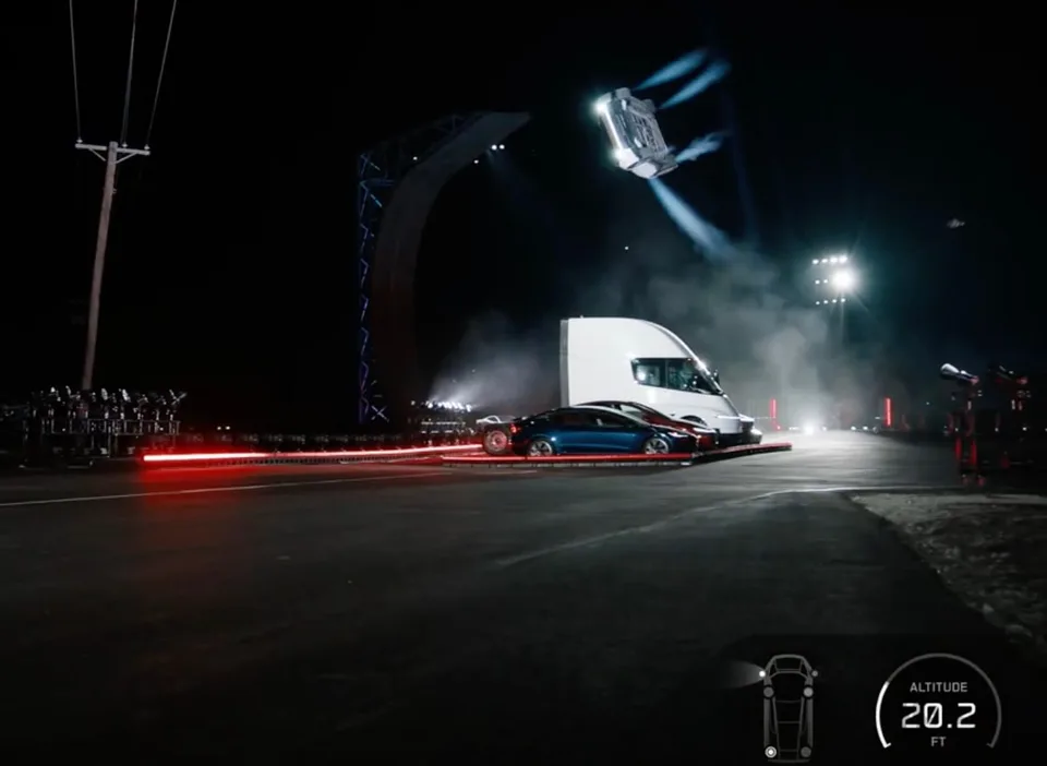 Fotografía real difundida por Tesla y publicada por TechCrunch del Roadster de nueva generación durante la demostración de sus maniobras aéreas en Texas el 15 de octubre de 2026.