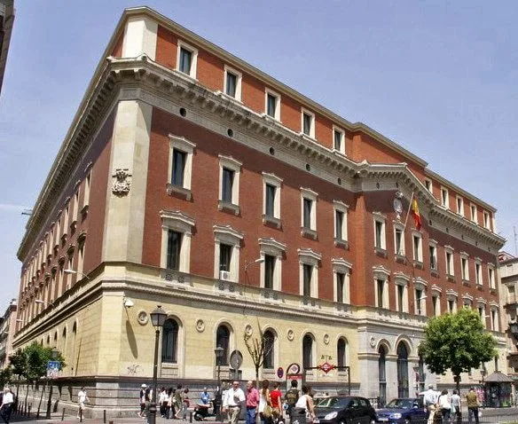 Fachada histórica del Tribunal de Cuentas español en la calle Fuencarral de Madrid; imagen real del edificio institucional.