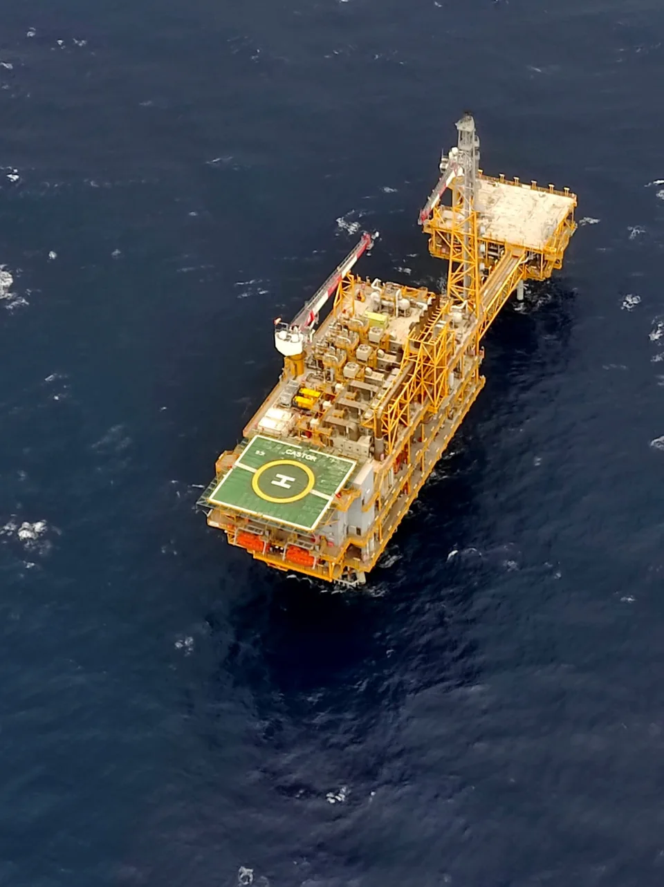 Fotografía aérea real de la plataforma gasista Castor situada frente a Vinaròs, en el Mediterráneo. Fotografía real de archivo (2020); no es una imagen del hecho de octubre de 2026.