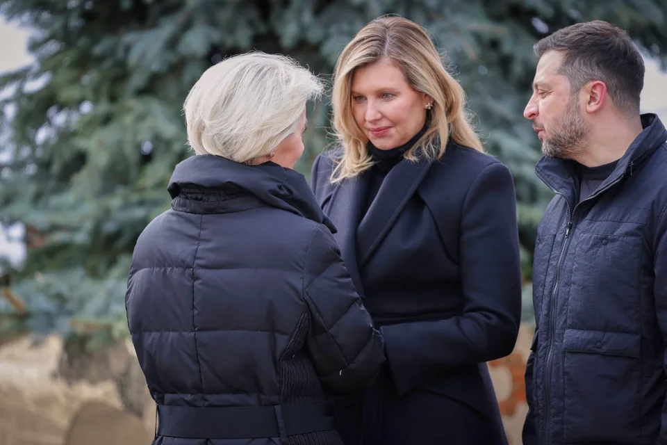 Ursula von der Leyen reunida con Volodímir Zelenski y Olena Zelenska durante una visita a Kiev el 24 de febrero de 2026.