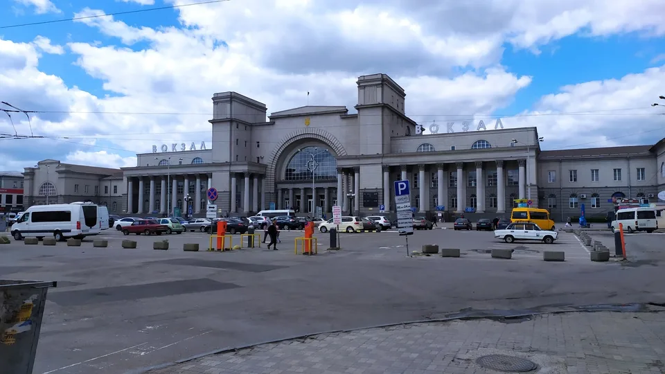 Estación central de Dnipró fotografiada el 9 de mayo de 2021. Imagen documental de archivo; no corresponde al ataque del 30 de octubre de 2026.