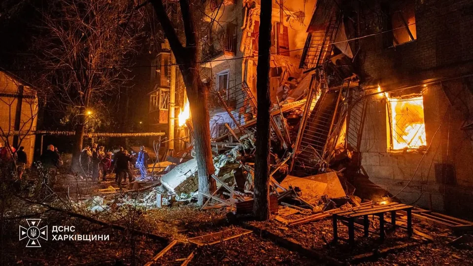 Daños reales en un edificio de Járkov tras un ataque ruso el 12 de octubre de 2026, documentados por el Servicio Estatal de Emergencias de Ucrania. Archivo de un ataque ANTERIOR, NO de los sucesos del 29-O.