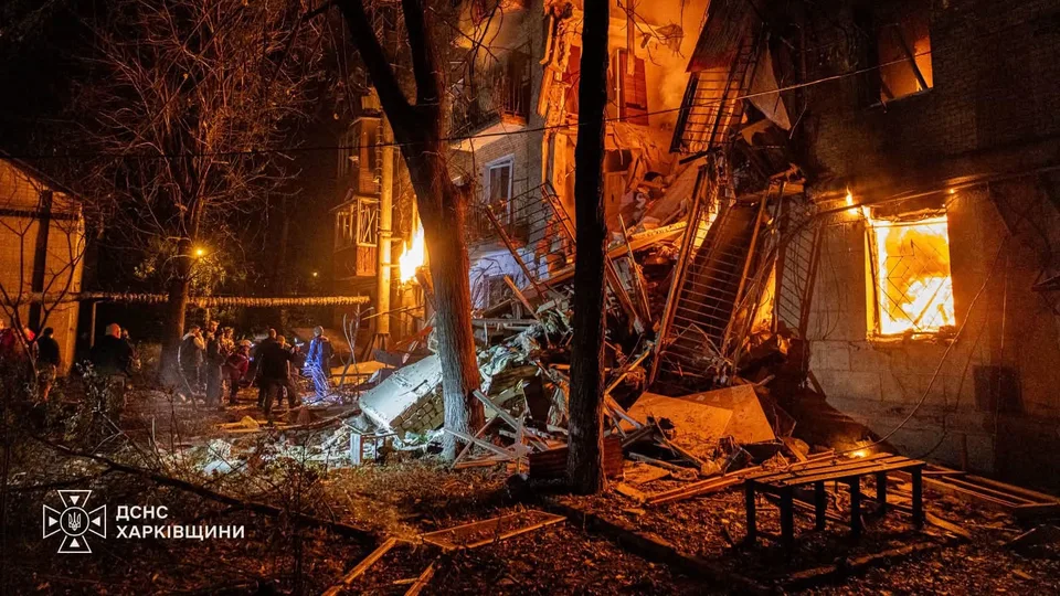 Daños reales en un edificio de Járkov tras un ataque ruso el 12 de octubre de 2026, documentados por el Servicio Estatal de Emergencias de Ucrania. Archivo de un ataque ANTERIOR, NO de los sucesos del 29-O.