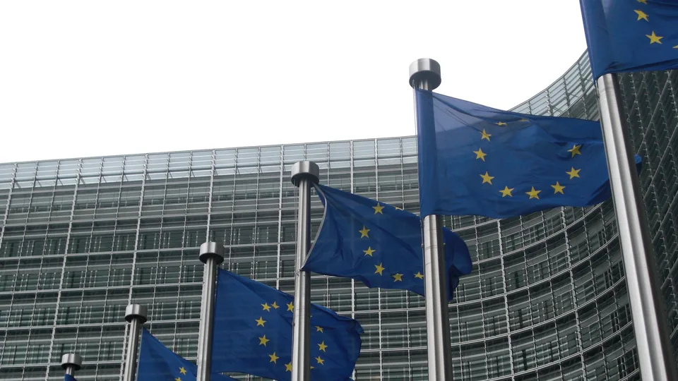 Banderas europeas ante la sede de la Comisión Europea en Bruselas en 2010. Archivo institucional, no de una operación aduanera.