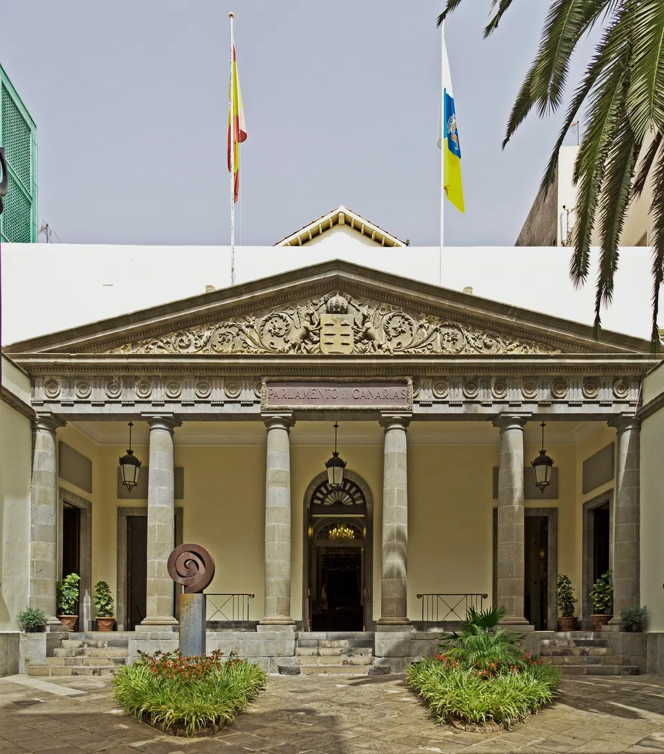 Fachada del Parlamento de Canarias en Santa Cruz de Tenerife, fotografía real de archivo.