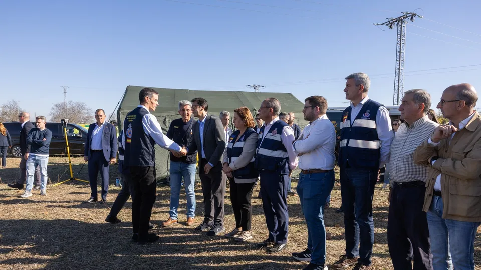 Responsables de emergencias y autoridades se saludan en el entorno del Puesto de Mando Avanzado de Urda, el 28 de octubre de 2026.