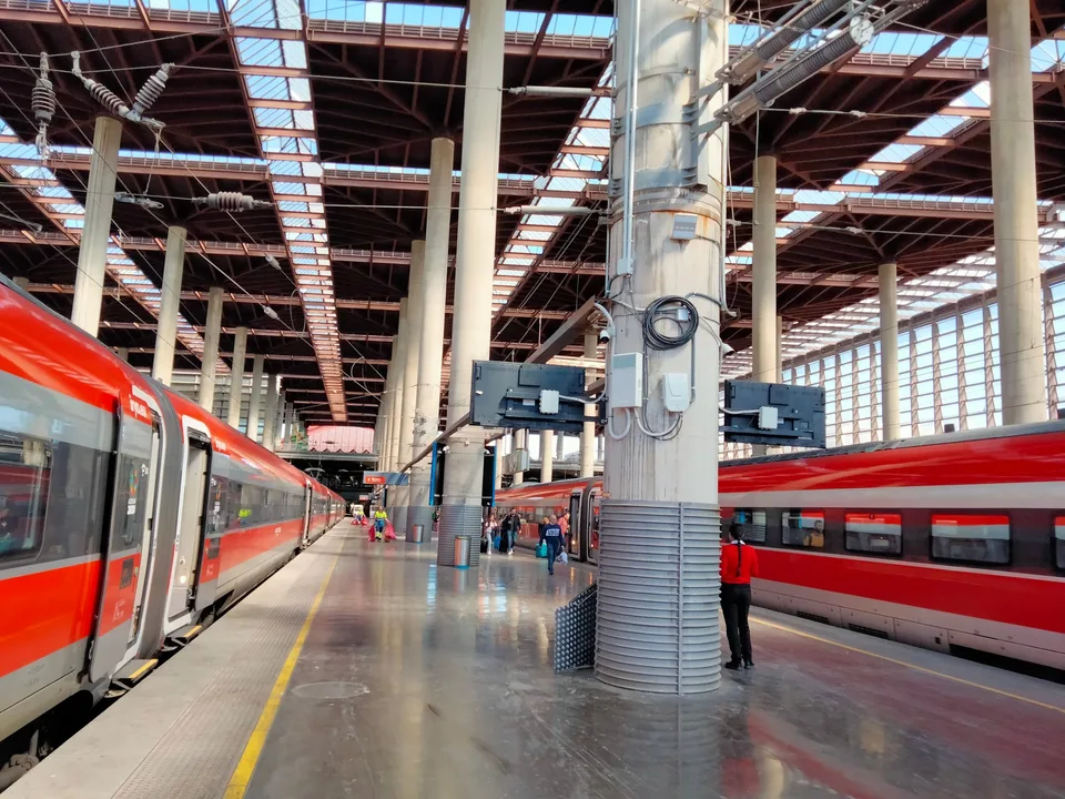 Trenes de la compañía Iryo estacionados en Madrid-Puerta de Atocha en una fotografía documental de archivo; no muestra la colisión de Urda del 28 de octubre de 2026.