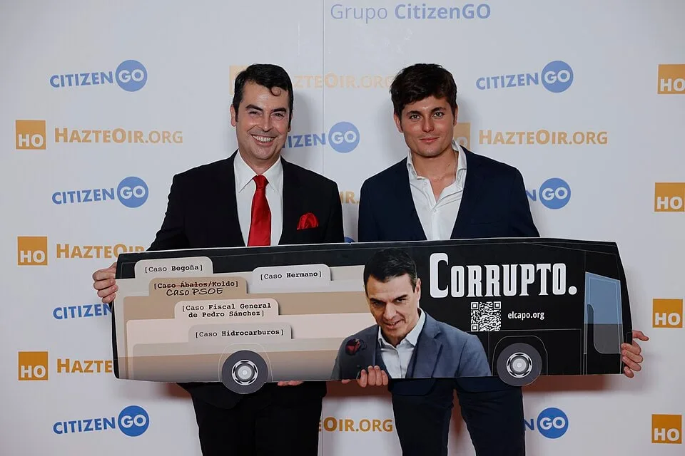 Vito Quiles en una ceremonia pública de junio de 2025. Fotografía real de archivo (2025); no capta los incidentes ni actuaciones judiciales de 19-20 de octubre de 2026.