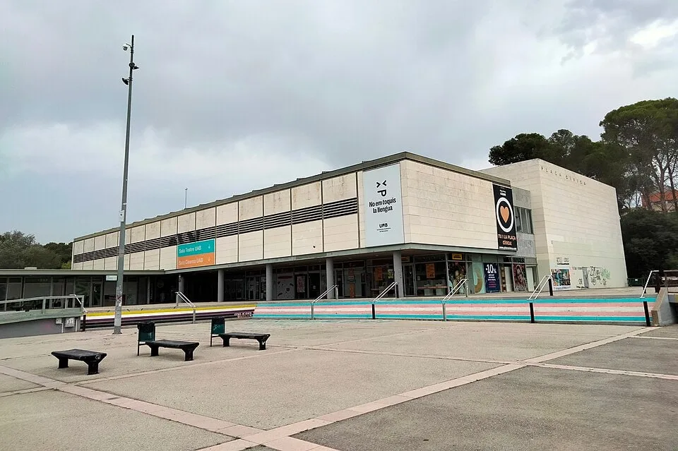 Plaza Cívica de la Universitat Autònoma de Barcelona, espacio en el que se desarrollaron protestas. Fotografía real de archivo (2023); no capta los incidentes ni actuaciones judiciales de 19-20 de octubre de 2026.