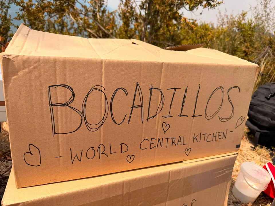 Voluntarios de World Central Kitchen dando comida a efectivos de emergencia en Peña de Oroel, Huesca, en agosto de 2026; archivo, NO Urda.