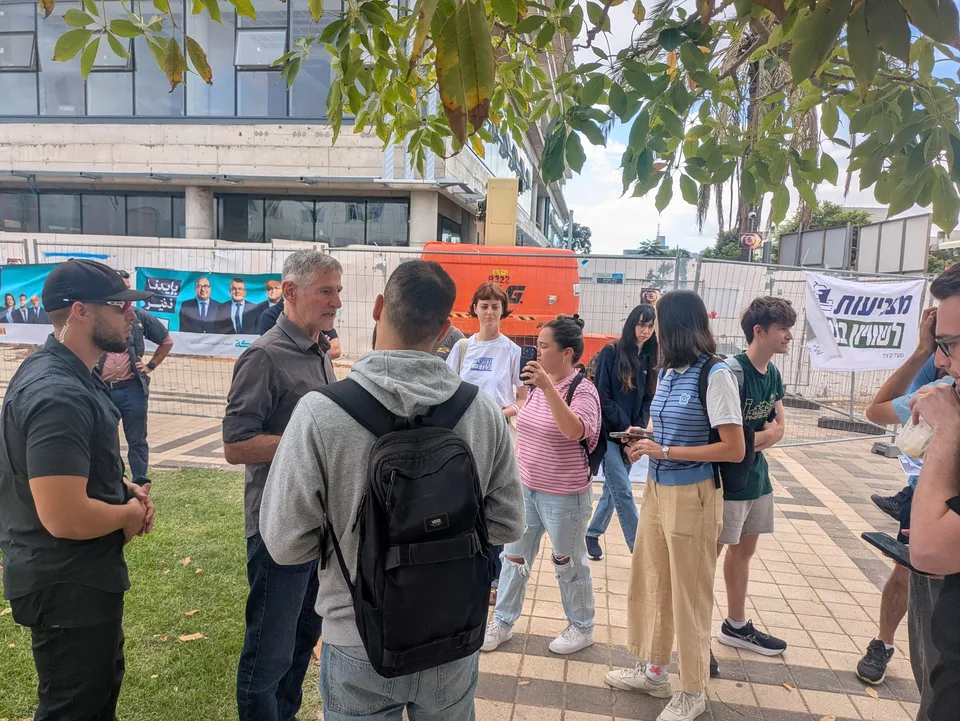 Yair Golan conversa con estudiantes en la Universidad de Tel Aviv durante la campaña electoral israelí el 20 de octubre de 2026.